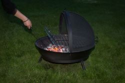 Litinové ohniště s grilem FUOCO BBQ Globe-Fire - vše pro venkovní posezení na zahradě a na terase